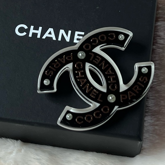 Authentic Chanel brooch 💕 - Picture 9 of 15